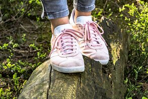 Schuhe auf einem Holzstamm