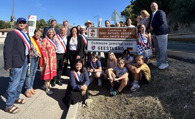 Partnerschaftskomitees vor Ortsschild in Roquevaire