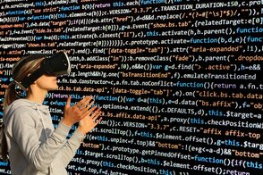Frau mit Virtual-Reality-Brille