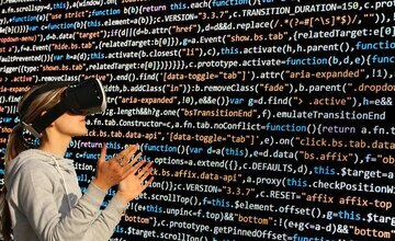 Frau mit Virtual-Reality-Brille