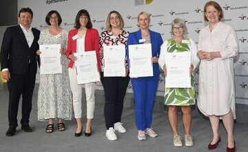 Vertreter von Caritasverband für die Diözese Hildesheim e.V., Evangelische Kirche in Deutschland, IGBCE, Niedersächsisches Ministerium für Wissenschaft und Kultur, Stadt Geestland