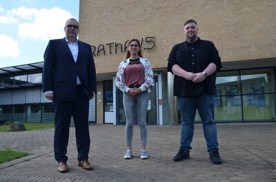 Geestlands Bürgermeister Thorsten Krüger (von links) begrüßte die beiden neuen Stipendiaten Lisa Hildebrandt und Fabio Friedrichs