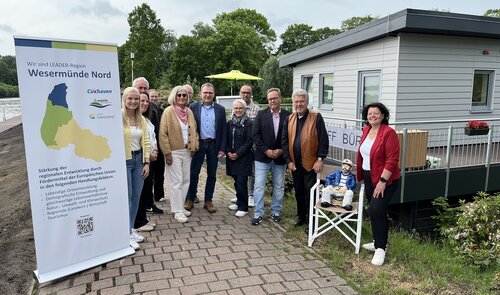 Projektbeteligte vor dem neuen Funktionsgebäude