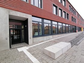 Außenansicht der neuen Räumlichkeiten im Gymnasium