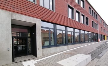 Außenansicht der neuen Räumlichkeiten im Gymnasium