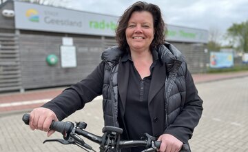 Bürgermeisterin Gabi Kasten mit Fahrrad
