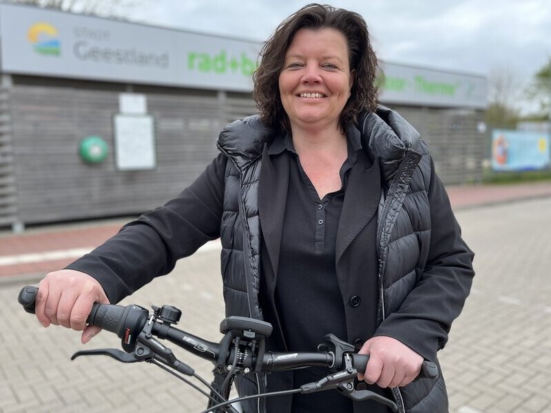 Bürgermeisterin Gabi Kasten mit Fahrrad