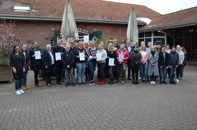Jugendvertreter mit Preisträgern vor dem Krombacher Hof