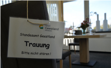 Schild mit der Aufschrift "Trauung: Bitte nicht stören"