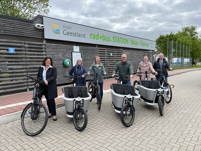 Vertreter vom Landkreis Cuxhaven und der Stadt Geestland mit Fahrrädern vor der rad+bus.STATION