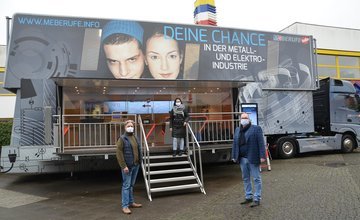 Info-Truck vor der Oberschule Langen