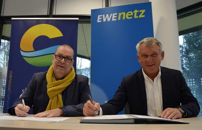 Thorsten Krüger und Thorsten Wüstenberg unterzeichnen ein Strategiepapier