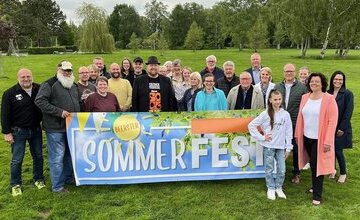 Organisatoren mit Banner im Kurpark