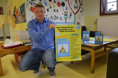 Stadtjugendpfleger Dennis Rösner mit dem Sommerferienprogramm
