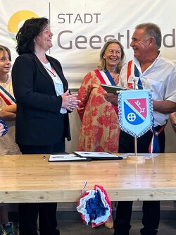 Geestlands Bürgermeisterin Gabi Kasten und Roquevaires Bürgermeister Yves Mesnard bei der Unterschriftenzeremonie