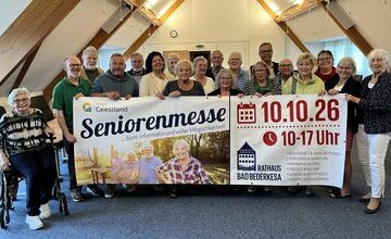 Seniorenbeirat mit großem Werbebanner für die Seniorenmesse