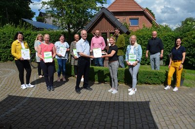 Kitas nehmen Auszeichnung entgegen