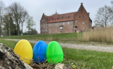 Bunte Eier vor der Beerster Burg