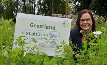 Sonja Thomas mit Label "StadtGrün"