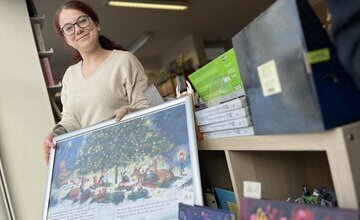 Kim Marie Haag mit Bilderbuchseite