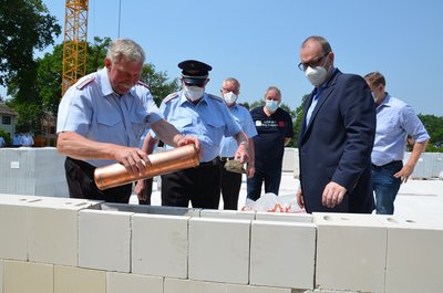 Die Zeitkapsel verschwindet im Mauerwerk