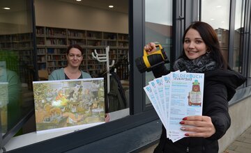 Susanne Austein, Leiterin der Stadtbücherei (links), und Mitarbeiterin Ronja Rozbach 