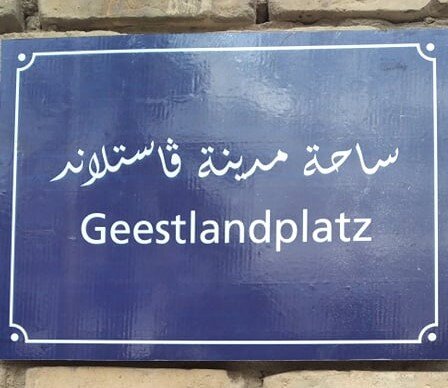 Blaues Schild mit der Aufschrift Geestlandplatz