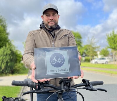 Ortsbürgermeister Sascha Kuntzmann auf dem Fahrrad