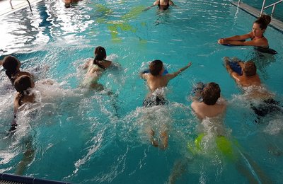 Schüler beim Schwimmkurs in der Moor-Therme