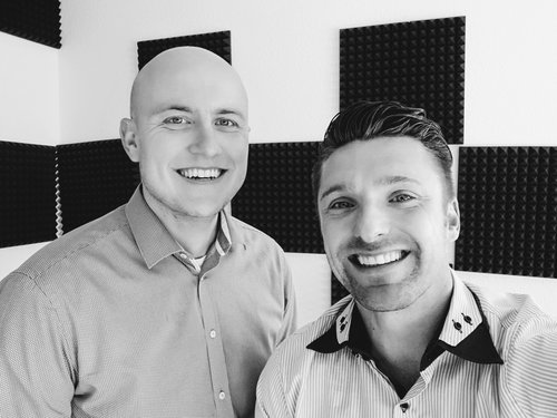 25 Drei in einem Büro und einer arbeitet: Hendrik Wohlers und Matthias Wittschieben wühlen sich durch Mythen und Fakten rund ums Beamtentum.
