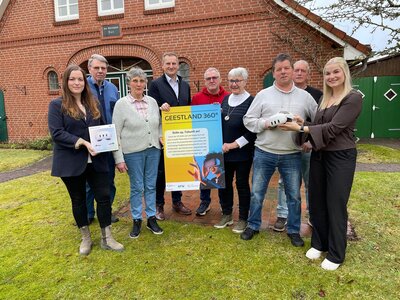 Laura Kottsieper (ganz links) und Elena Lührs (ganz rechts) überreichten die VR-Brille im Rahmen einer kleinen Feierstunde an den Heimatverein Kranichkring und Ortsbürgermeister Claus Seebeck (Vierter von links).