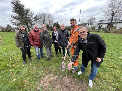 Vertreter aus Politik und Verwaltung gemeinsam mit Horst Backenköhler auf der Wiese "Am Hang"